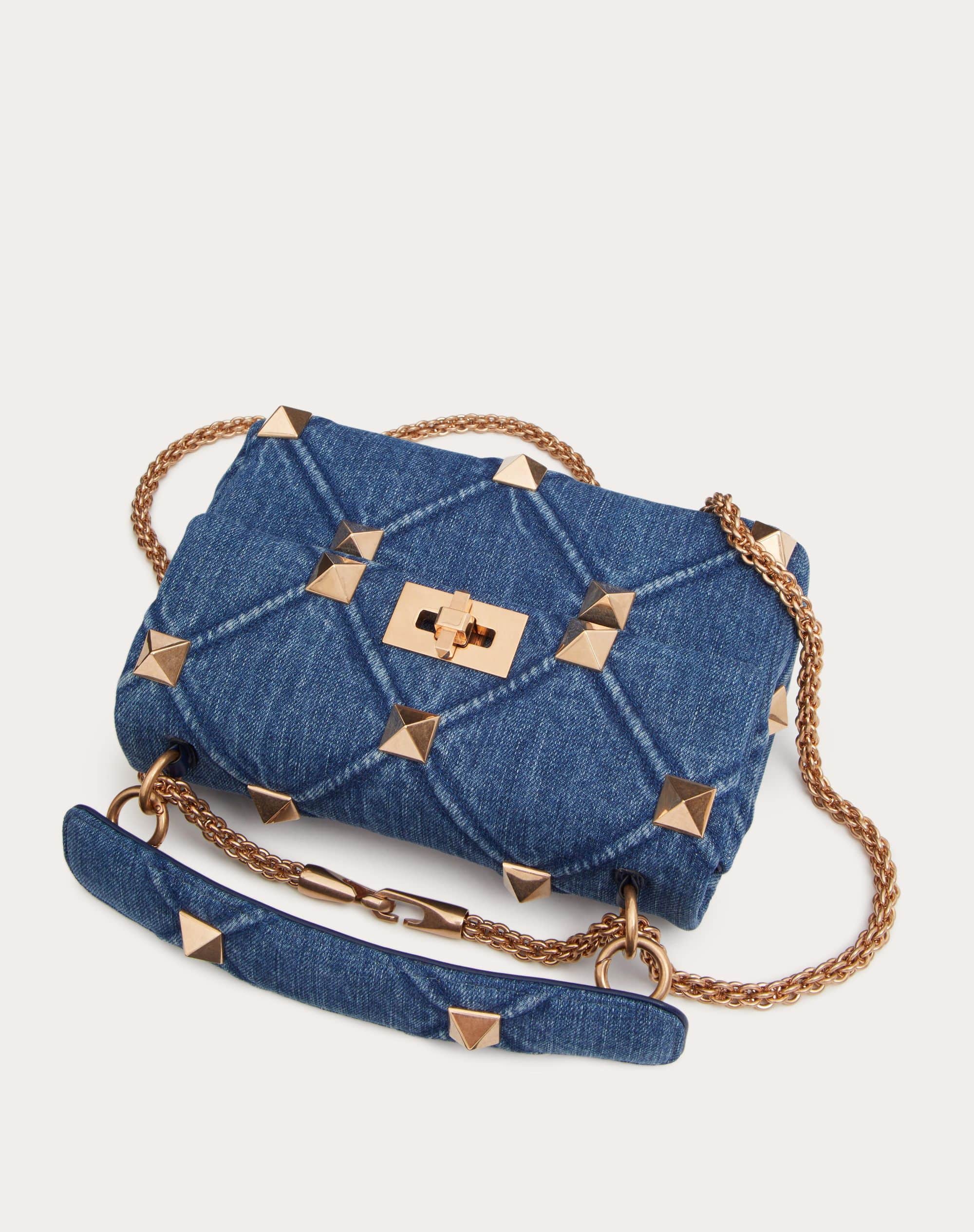 MEDIUM ROMAN STUD THE SHOULDER BAG IN DENIM WITH CHAIN
